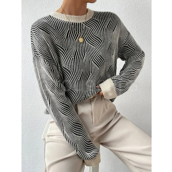 Rouge! Black and White Wave Pattern Sweater - Picture 5 of 10